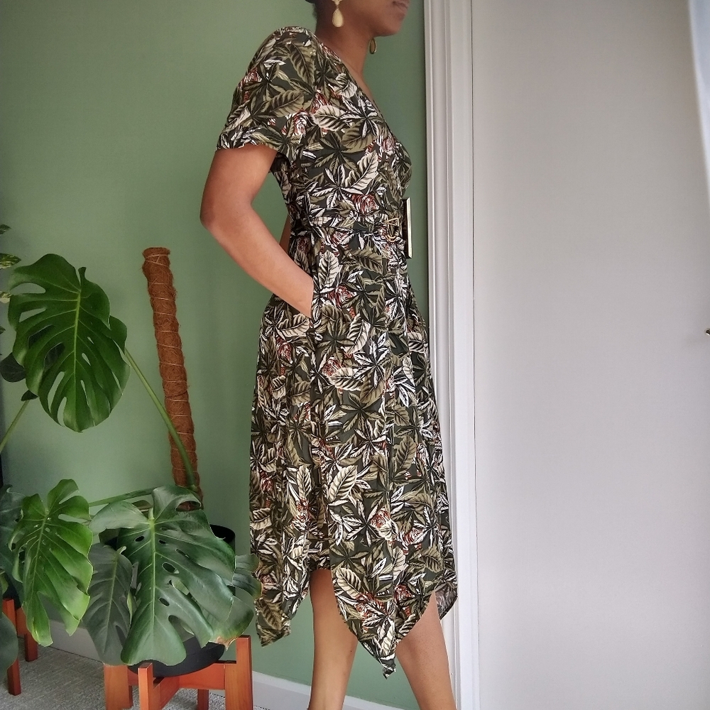 Banana republic's women green tiger printed handkerchief hem wrap dress - Picture 3 of 11